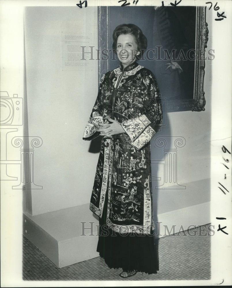 1976 Press Photo Mrs. Stuart Farber at Zenga &amp; Nanga collection of Japanese Art