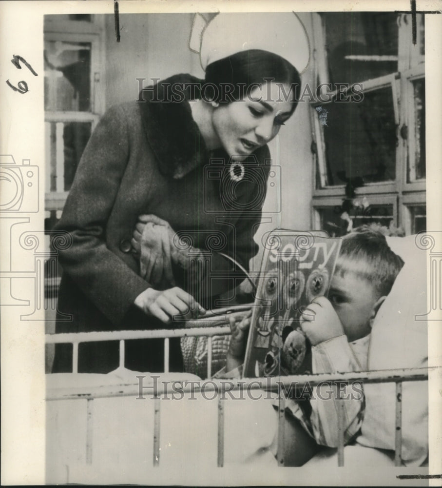 1965 Press Photo Empress Farah Diba visits Kevin Tillet at Ormond Hospital
