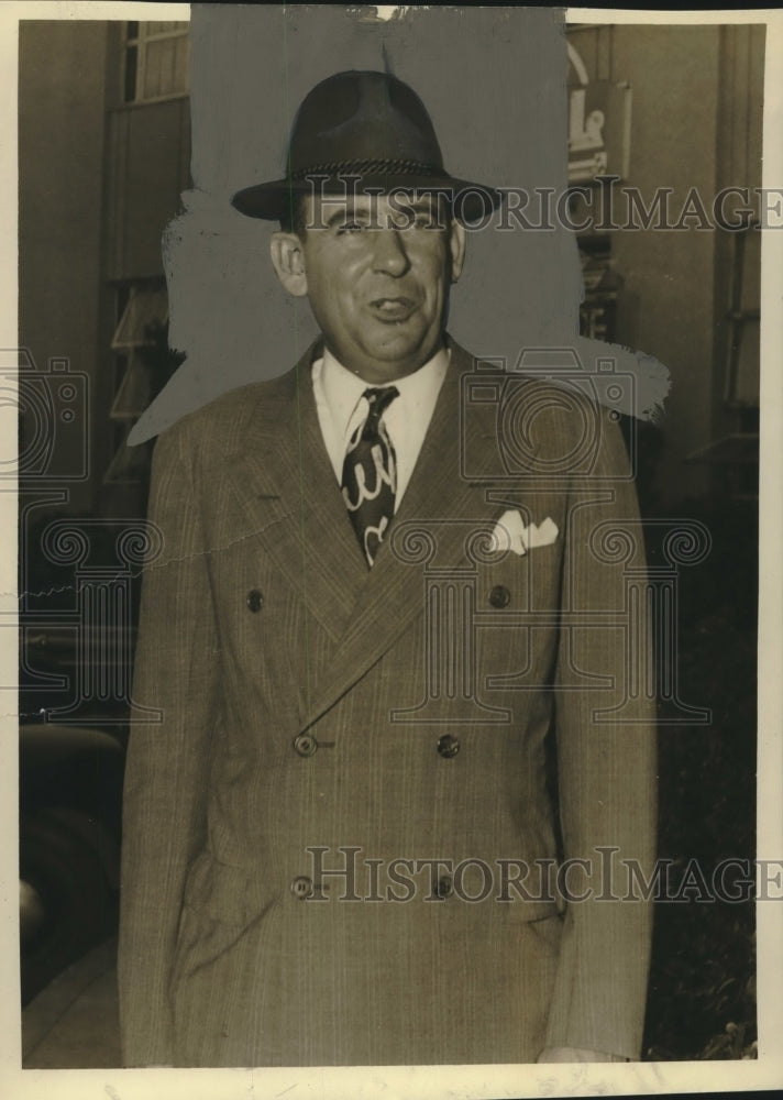 1939 Press Photo Publisher John Ewing aboard Yankee Clipper for Atlantic trip