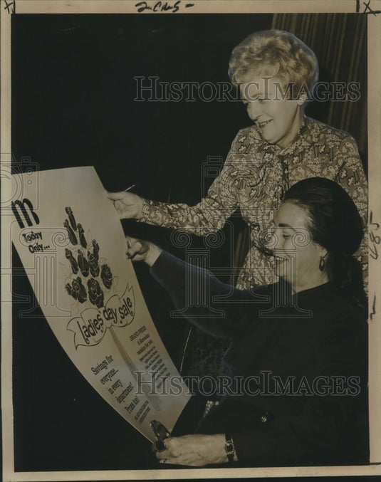 1974 Press Photo Sarah Ewell, Rosemary Delas, Maison Blanche Ladies Day sale- Historic Images