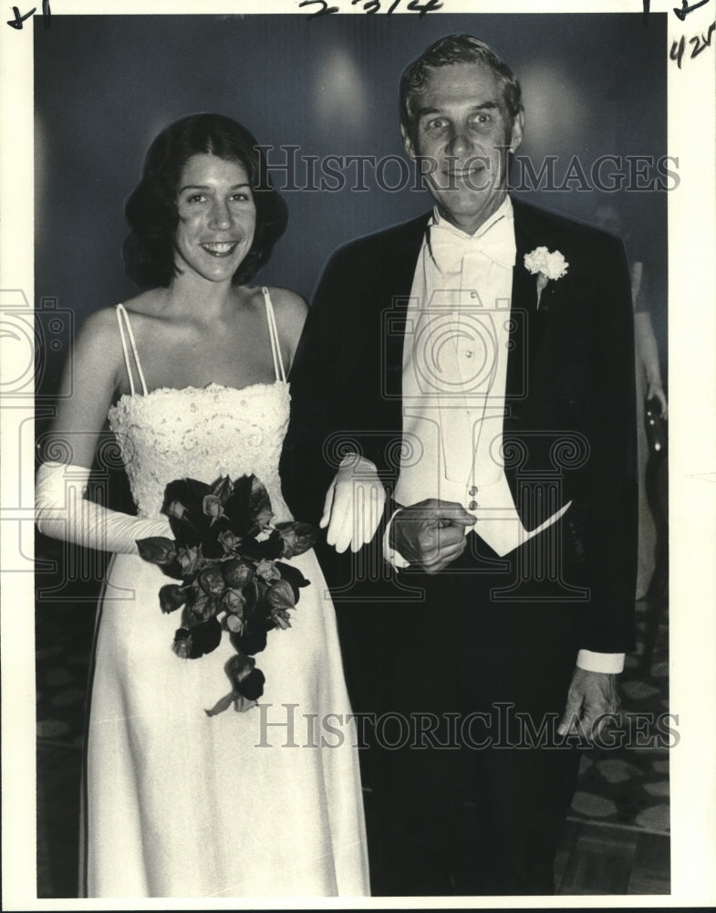 1978 Press Photo Julie Guthrie Favrot on the arm of her father, Debutante ball- Historic Images