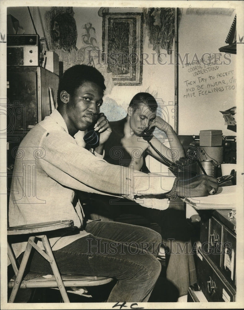 1972 Press Photo Ray Evans &amp; David Thompson man &quot;underground answer desk&quot;