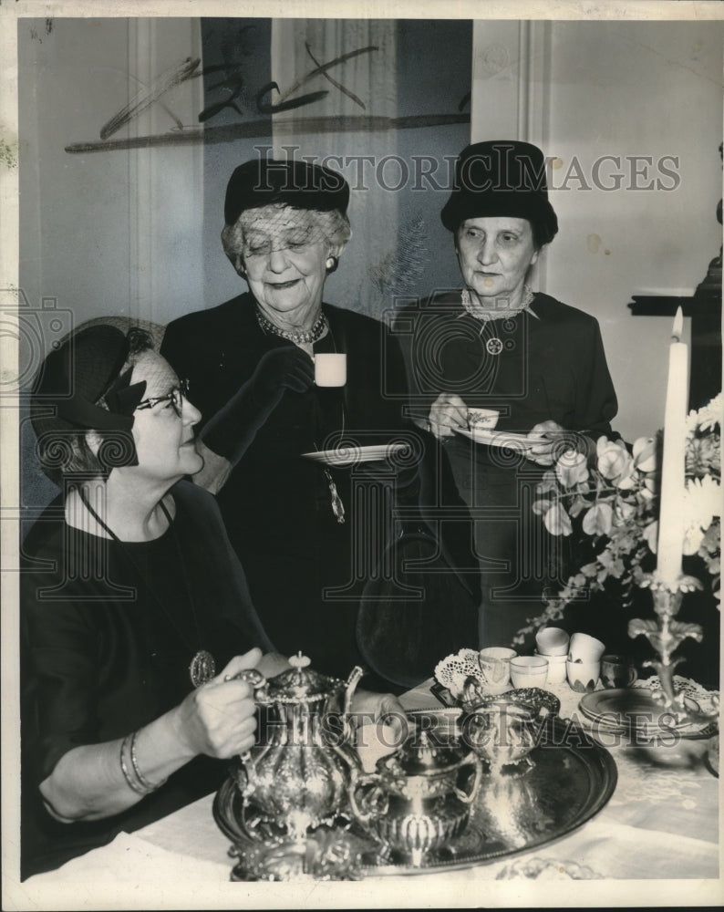 Load image into Gallery viewer, 1962 Press Photo Mrs. Ernest Eustis &amp; others at Le Petit Salon's autumn party.
