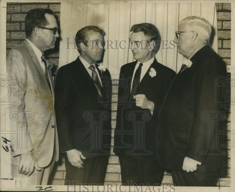Load image into Gallery viewer, 1969 Press Photo Rep. Edwin W. Edwards talks with Chamber of Commerce officers
