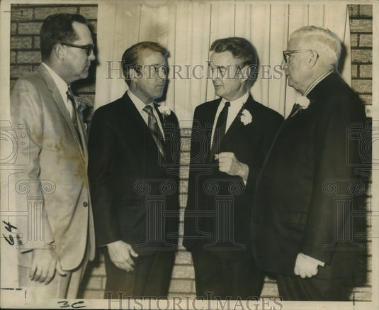 1969 Press Photo Rep. Edwin W. Edwards talks with Chamber of Commerce officers