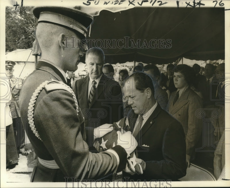 Load image into Gallery viewer, 1972 Press Photo Dr. Allen Ellender Jr. Receives Flag, Spiro T. Agnew Looks On
