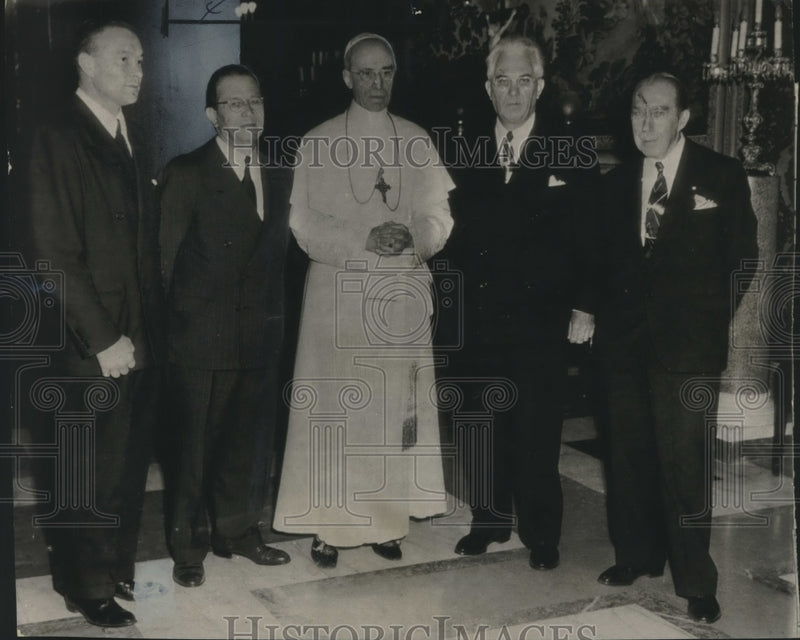Load image into Gallery viewer, 1949 Press Photo Senator Ellender, other visiting Americans with Pope Pius XII
