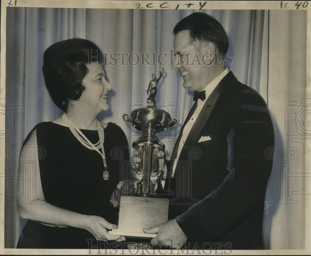 1964 Press Photo Photographer Noby de Gravelle Wins Bennette Moore Trophy