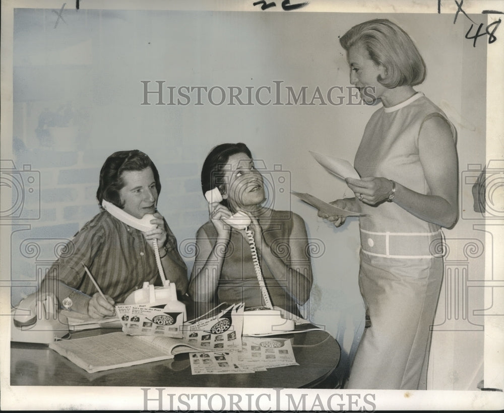 1966 Press Photo Summer Pops Chairman, Phoners  during Campaign, New Orleans- Historic Images