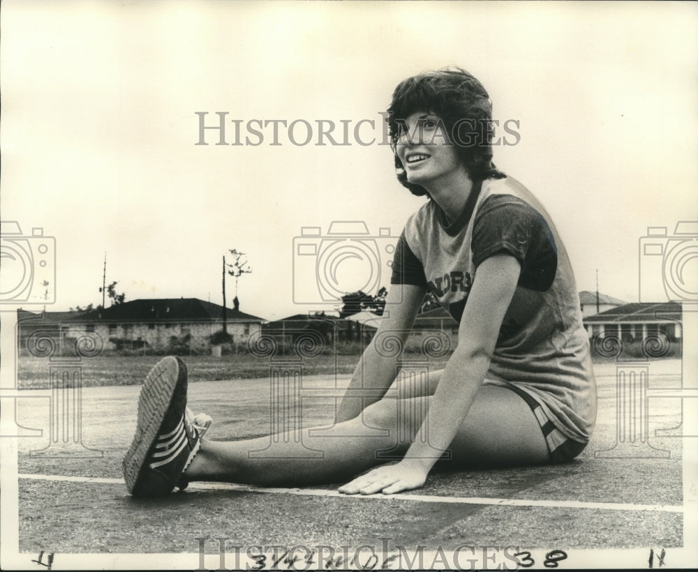 1975 Press Photo Lois Dyess, State Champion 220-Yard Dash, Andrew Jackson H.S.