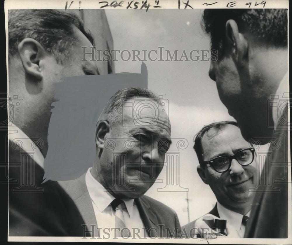 1967 Press Photo Defense attorney F. Irvin Dymond moves for directed verdict.- Historic Images