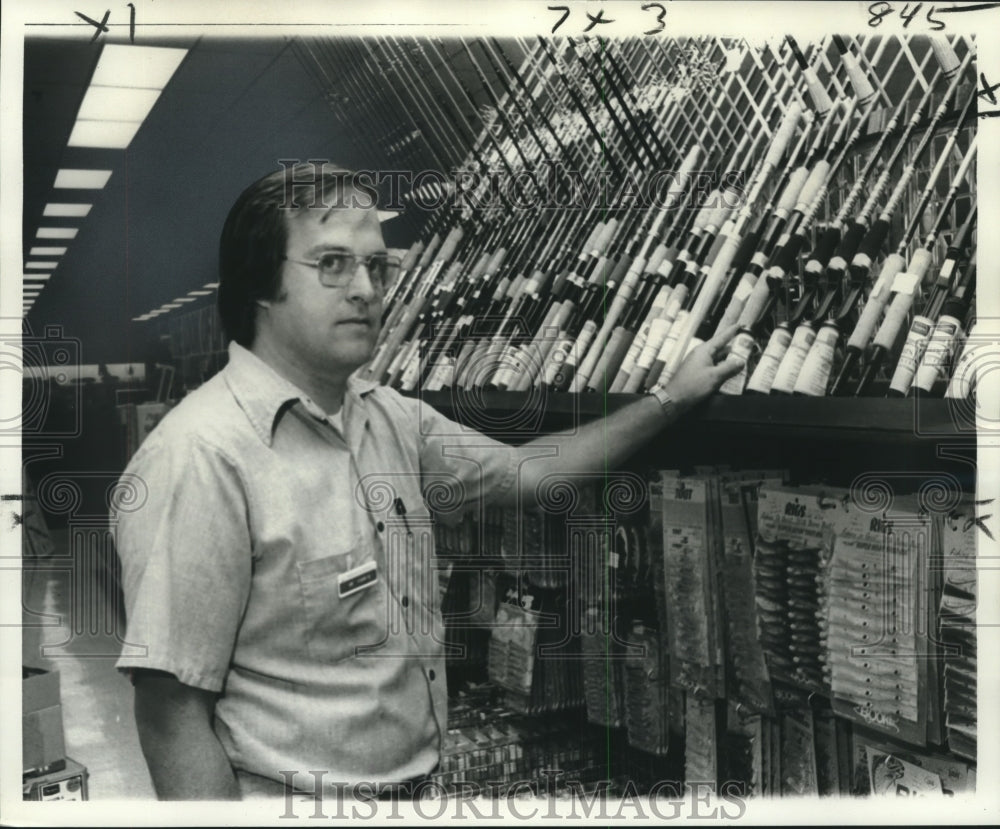 1976 Press Photo Carl Farris, sporting goods manager of Sears&#39; Lake Forest store- Historic Images