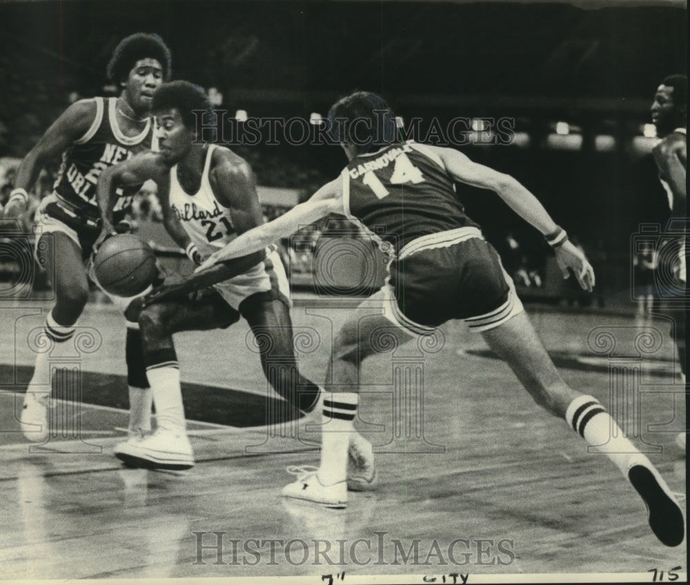 1976 Press Photo Dillard guard Leroy Ferrell splits UNO&#39;s players on a drive.- Historic Images