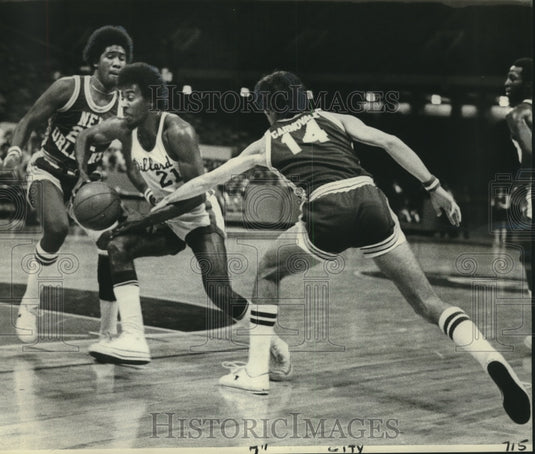 1976 Press Photo Dillard guard Leroy Ferrell splits UNO's players on a drive.- Historic Images