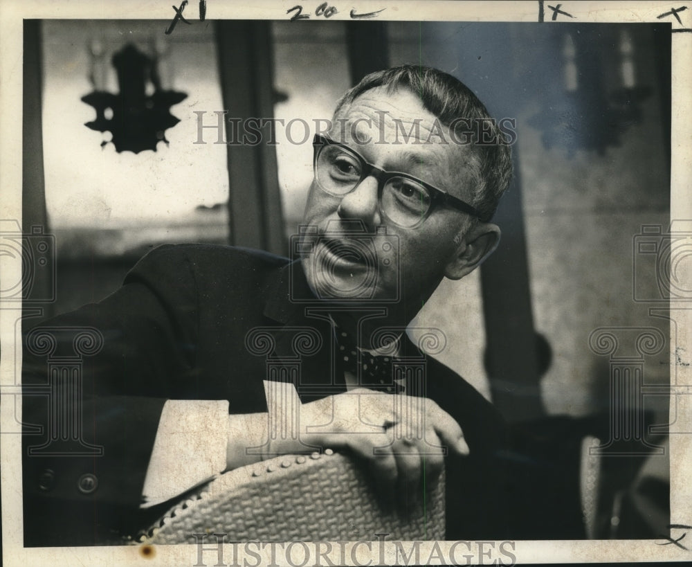 1970 Press Photo Dr. Richard Farr says aspirin can cause permanent damage.- Historic Images