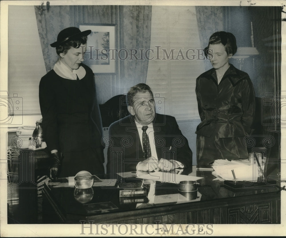 1955 Press Photo Young Women&#39;s Christian Association Chairs, Governor Kennon