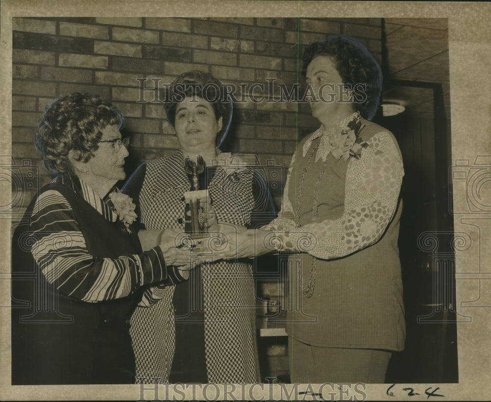 1971 Press Photo Betty Falcon receives Diplomat Dolles Chapter of TOPS trophy