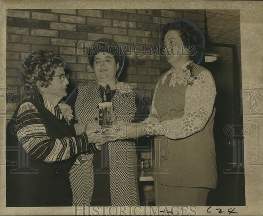 1971 Press Photo Betty Falcon receives Diplomat Dolles Chapter of TOPS trophy