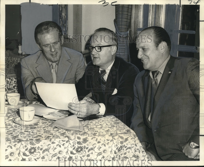 Load image into Gallery viewer, 1971 Press Photo Senator Eagan &amp; others plan for Southern Regional Board meeting
