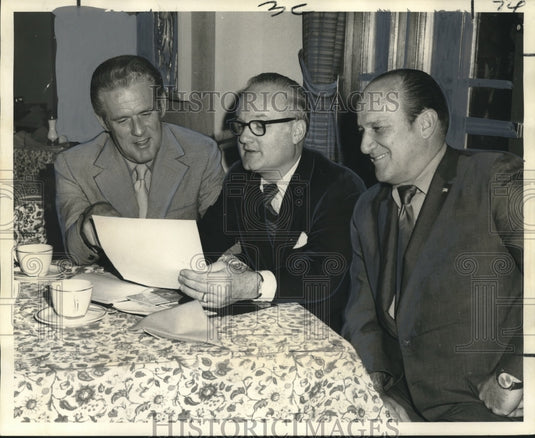 1971 Press Photo Senator Eagan & others plan for Southern Regional Board meeting