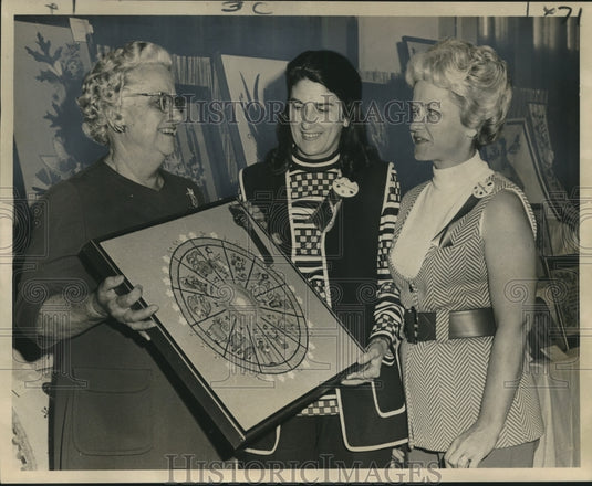 1971 Press Photo Mrs. Maurice Eagan & others of Districts One and Two Arts/Craft- Historic Images