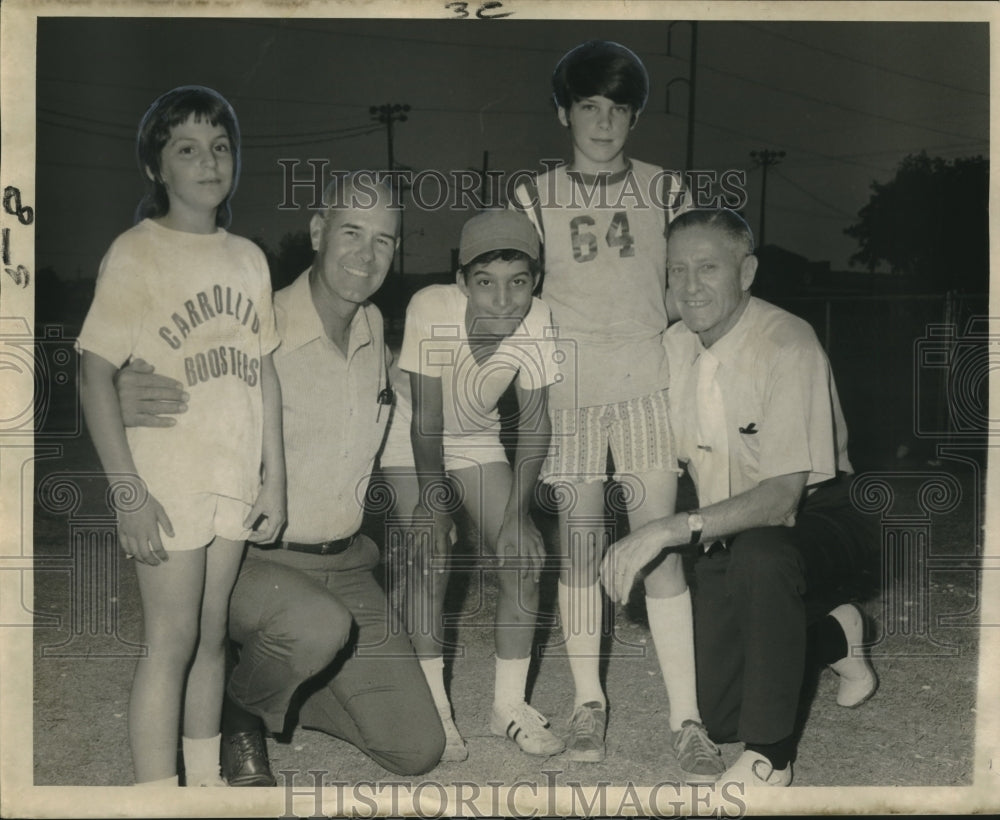 1972 Press Photo Tulane Football Coach Bennie Ellender &amp; Claude Simons with Kids- Historic Images