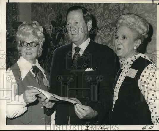 1971 Press Photo Otto Estes receives the President's Cup at a banquet meeting- Historic Images