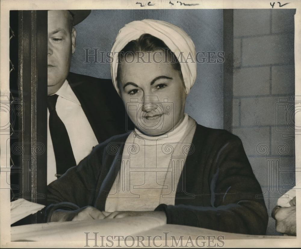 1955 Press Photo Mary Moss Falcon at police station on a charge of murder