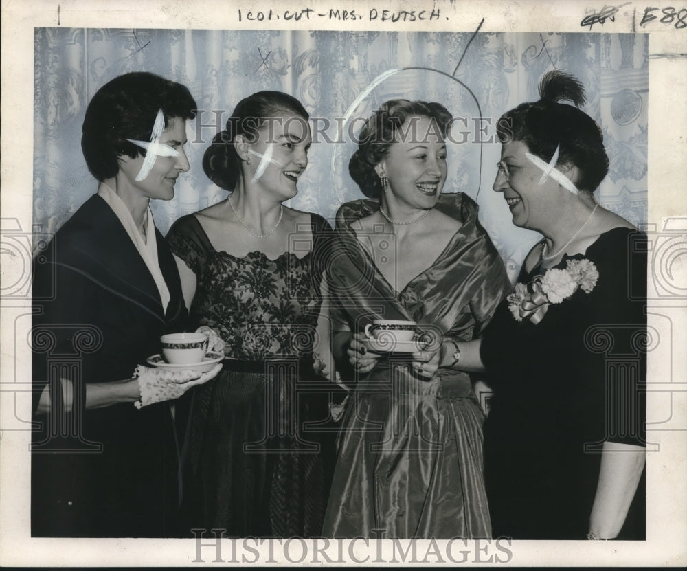 1956 Press Photo Mrs. Brunswick Deutsch of Garden Club with other delegates