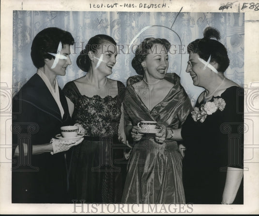 1956 Press Photo Mrs. Brunswick Deutsch of Garden Club with other delegates