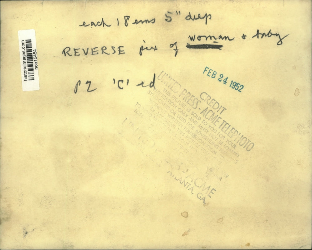 1952 Press Photo Count and Countess Ivan du Monceau de Bergendal with their son