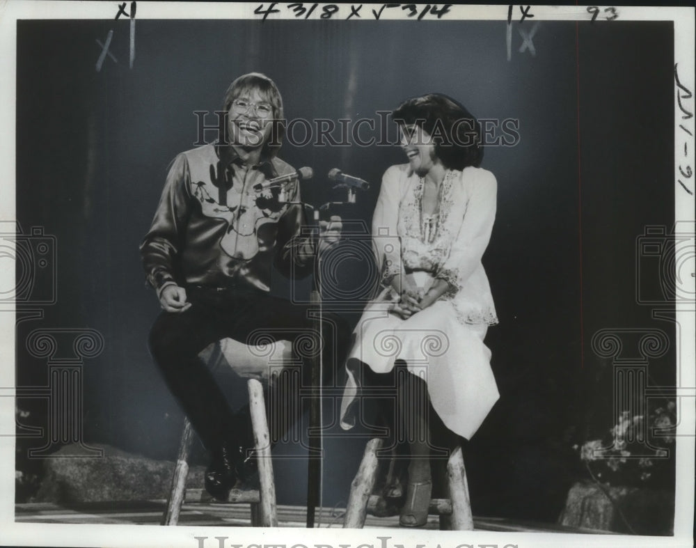 1976 Press Photo Valerie Harper and John Denver on television set- Historic Images