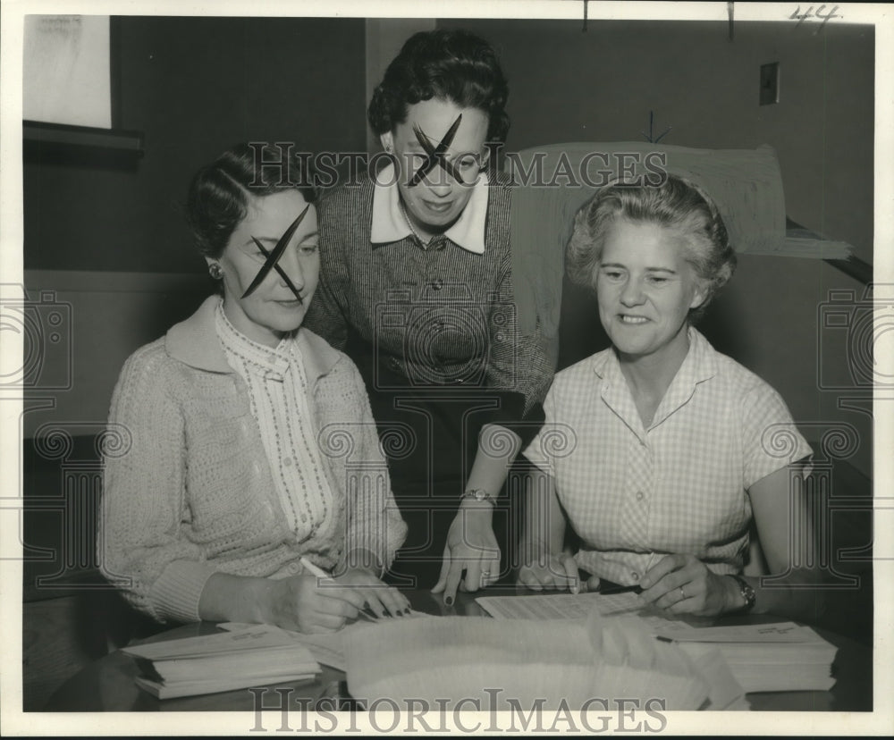 1975 Press Photo Mrs. Dundas checks registration forms.- Historic Images