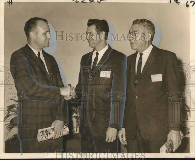 Load image into Gallery viewer, 1964 Press Photo John Ensminger meets J. A. Metzler, center, juryman-elect.

