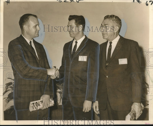 1964 Press Photo John Ensminger meets J. A. Metzler, center, juryman-elect.