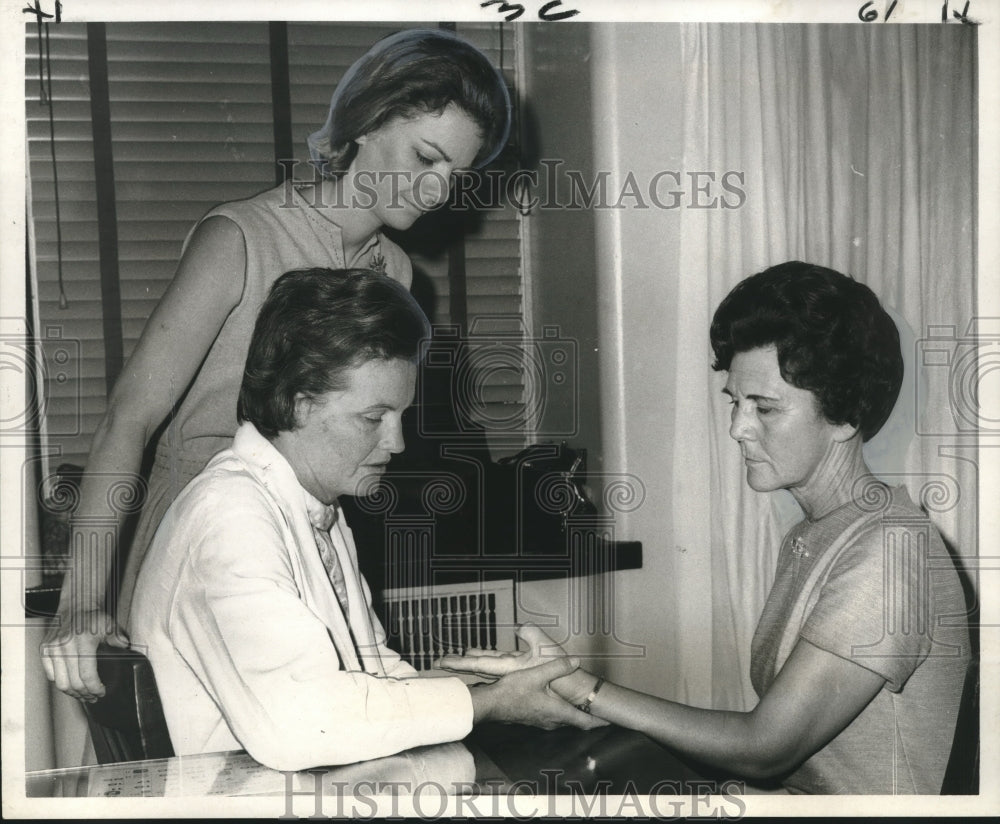 1969 Press Photo Mrs. Ercole Favalora does finger exercise for Velma Schlorff