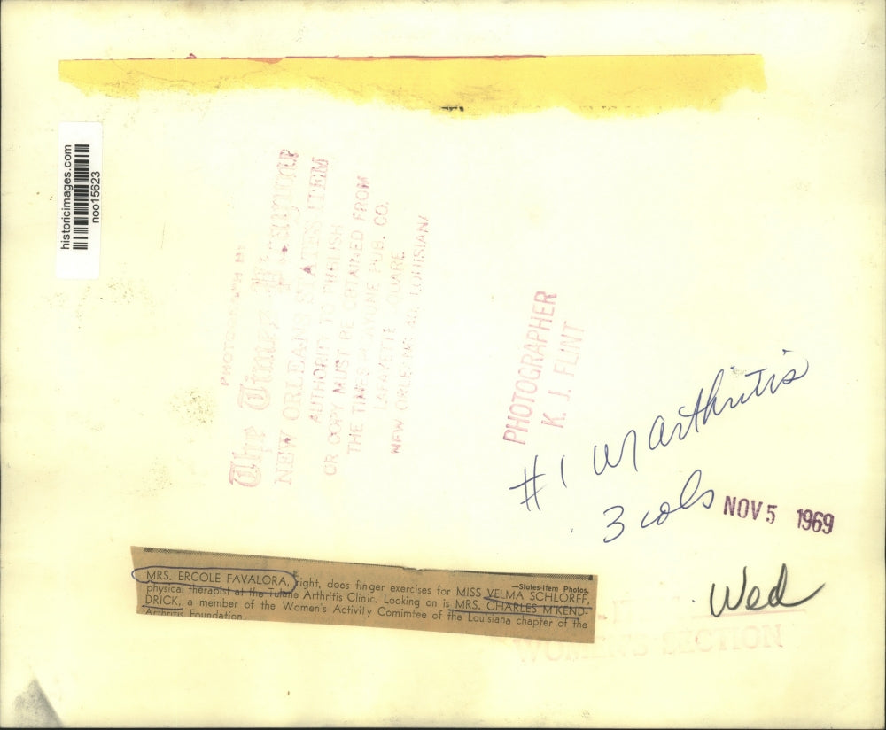 1969 Press Photo Mrs. Ercole Favalora does finger exercise for Velma Schlorff