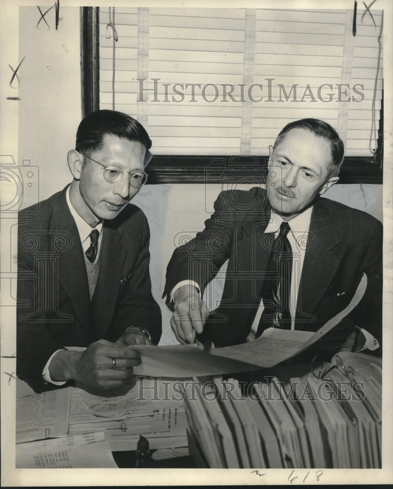 Load image into Gallery viewer, 1953 Press Photo King-Fin Hu and Dr. Marvin L. Fair at Tulane University
