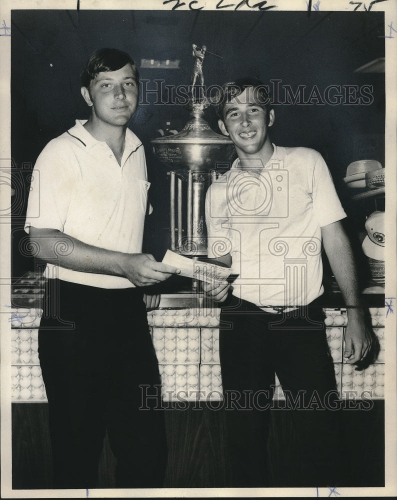 1970 Press Photo Rick Gaille Jr. and Al Ajubita Lead City Golf Championship- Historic Images