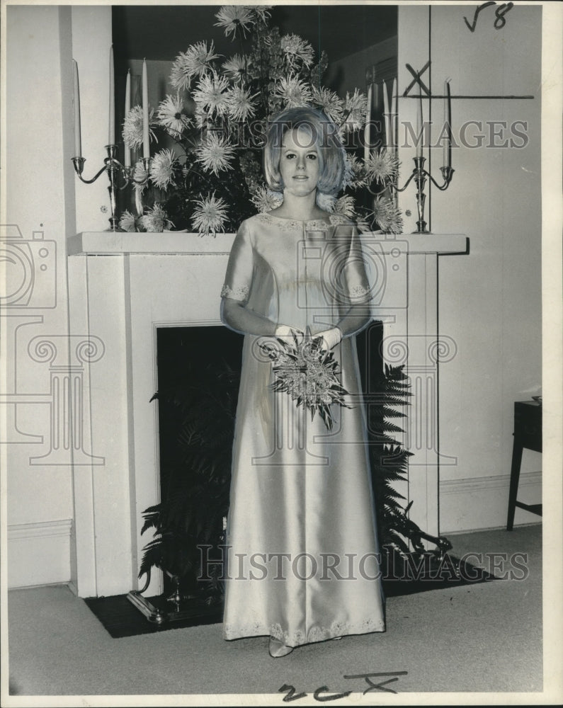 1966 Press Photo Debutante Miss Mary Laura Ferry at home of Mr. & Mrs. McIntyre.