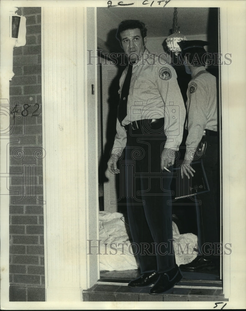 1972 Press Photo New Orleans Police Patrolman Justin Favalora At a Home Burglary