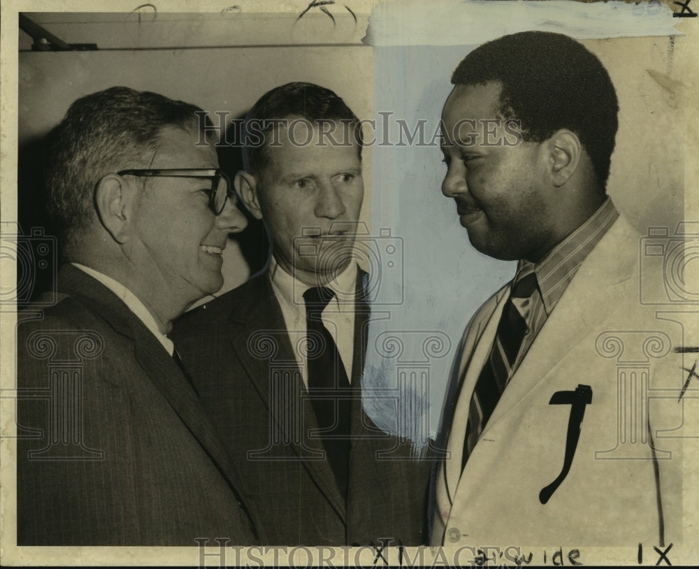1970 Press Photo Youth Opportunity Program Receives Contribution, New Orleans