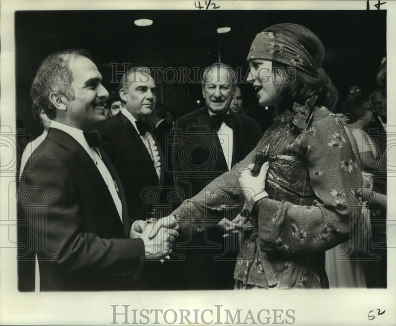Load image into Gallery viewer, 1976 Press Photo King Hussein meets Mrs. Paul Fabry. - noo16135

