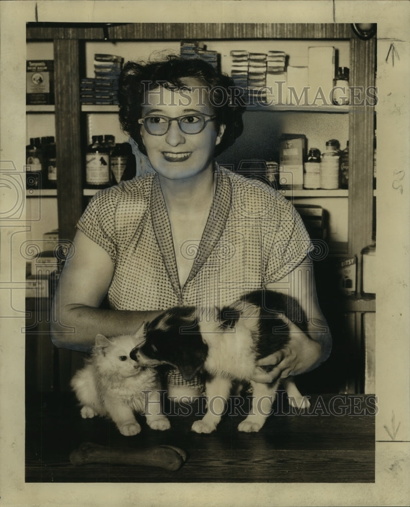 1979 Press Photo Pet shop owner, Mrs. Irma Dussee with dog and cat- Historic Images