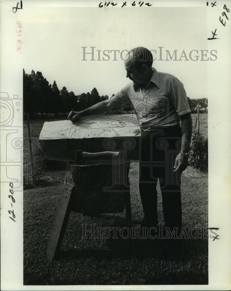 1977 Press Photo Game Fish Mounter Sketches Redfish on Wood- Historic Images