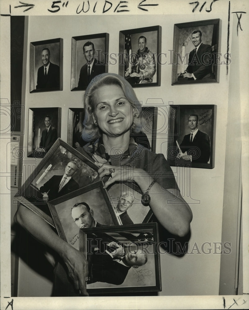 1969 Press Photo Mrs. Joyce Fernandez displays autographed pictures, astronauts