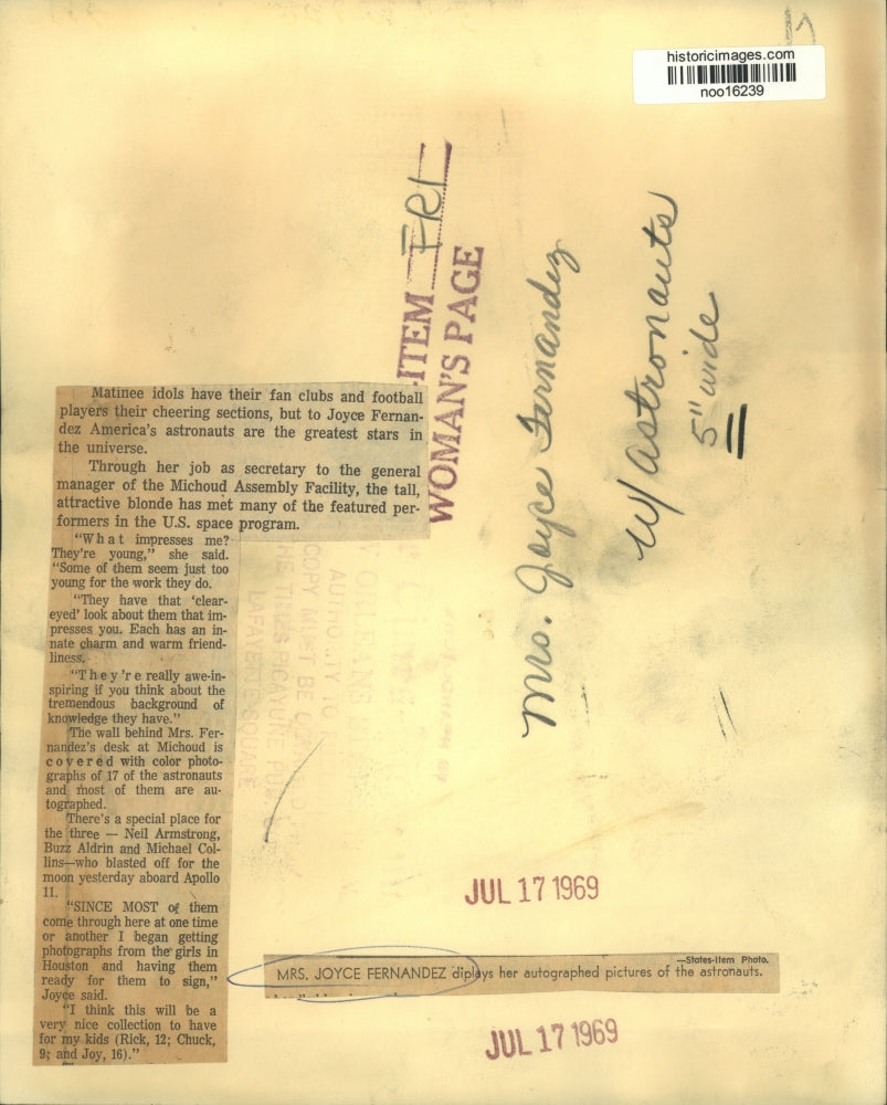 1969 Press Photo Mrs. Joyce Fernandez displays autographed pictures, astronauts