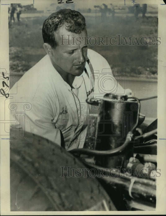 1965 Press Photo Auto Racer A.J. Foyt Working on a Car - noo16249