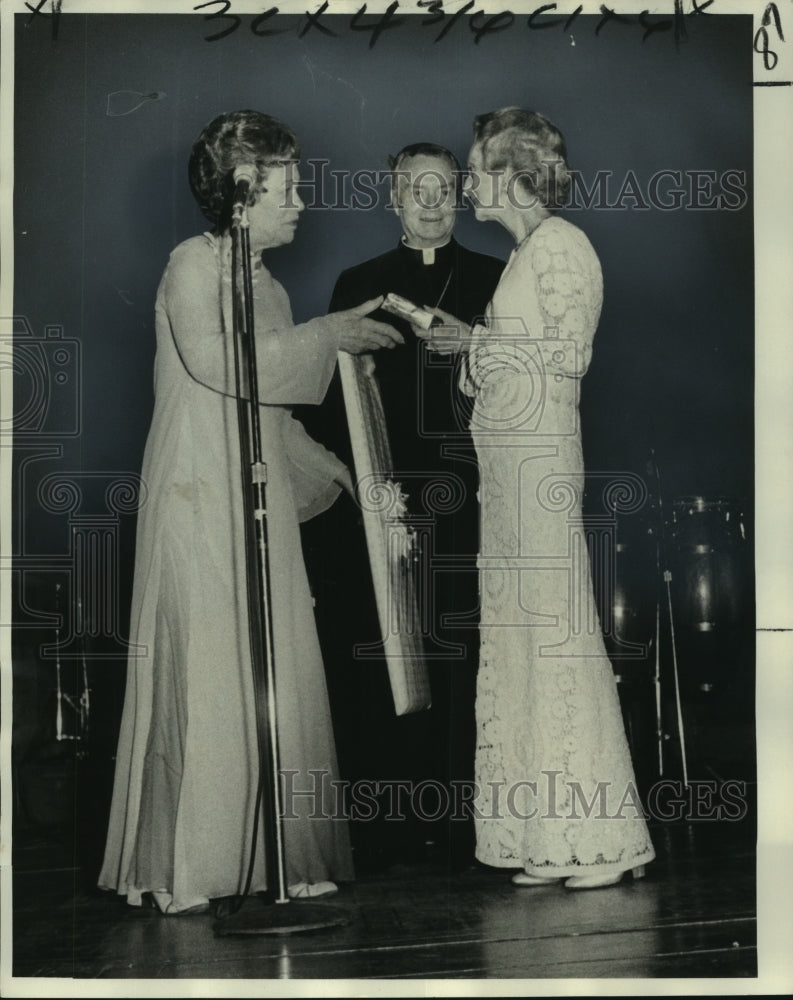 1975 Press Photo Arts Patron Muriel Frances Honored at New Orleans Benefit