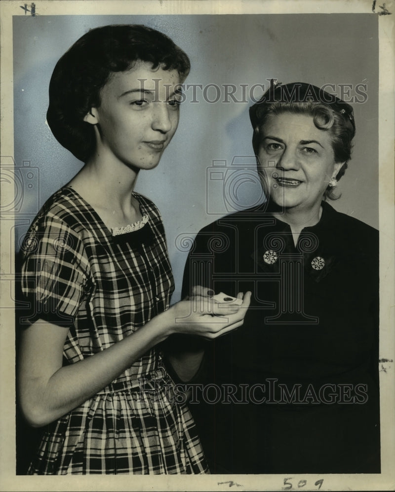 Load image into Gallery viewer, 1958 Press Photo Kohn Junior High School Opera Club President &amp; Pin, New Orleans
